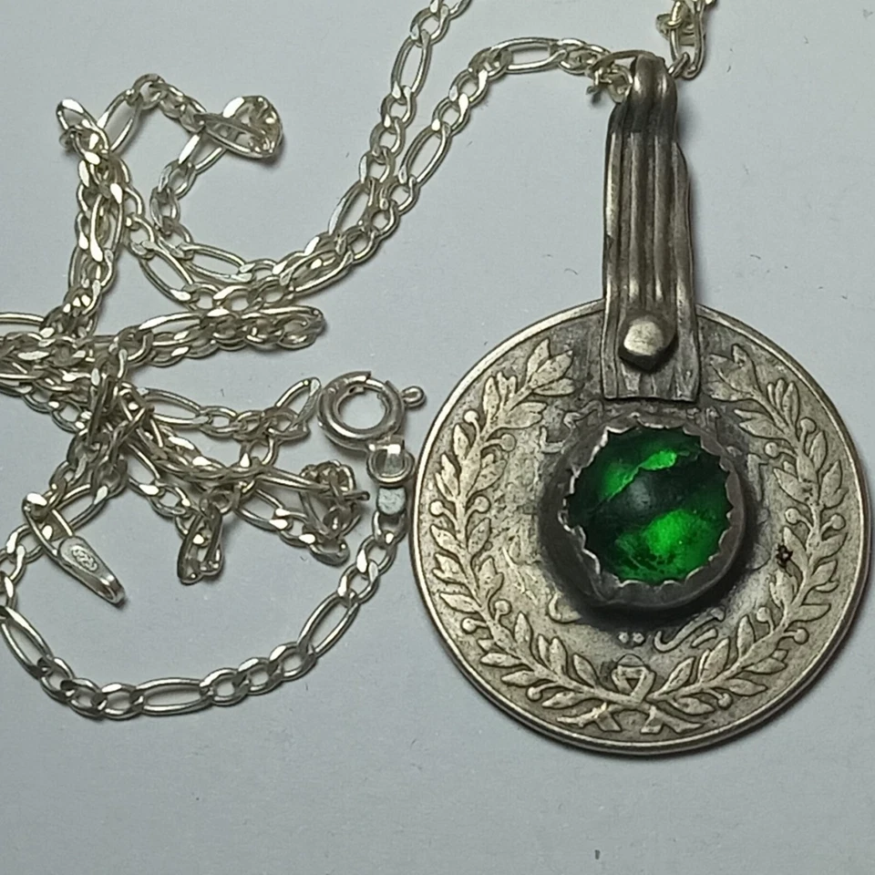 Collar de plata vintage una gran moneda de 1911 Peso 25g y piedra VERDE Foto 1 de 4