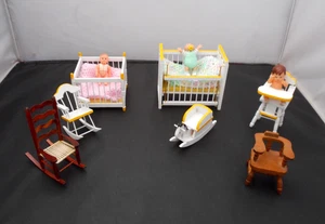 Lot of 12 Vintage Dollhouse Nursery Set 7 Wood Furniture 3 Babies 2 Blankets - Foto 1 di 21