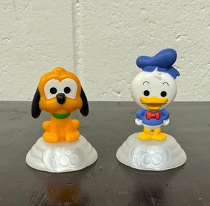 "Lote de 2 figuras McDonalds Disney 100 aniversario Pato Donald y Plutón 2,5""" - Imagen 1 de 7