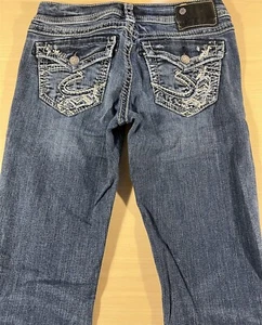 SILVER Jeans TUESDAY Fluid Denim Bootcut 26x33 Medium Distressed *VGUC* 110222 - Picture 1 of 2