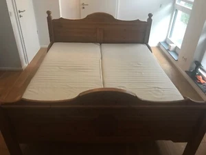 Komplettes Doppelbett 200x200 massiv mit Lattenrost und zwei Matratzen - Bild 1 von 10