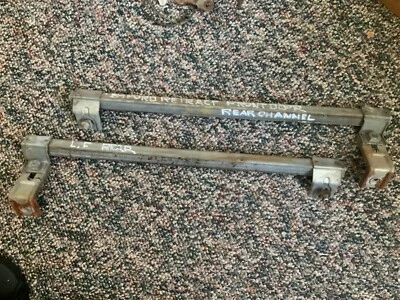 Ford Skyliner 1959 par de soportes de canal de oruga retráctiles para puerta delantera  Foto 1 de 4