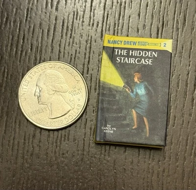 Zuru Mini Brands Serie 2 Libros Nancy Drew: La Escalera Oculta Foto 1 de 2