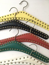 5 anciens cintres skai cloute rock deco vetement dressing retro Vintage