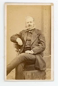 CDV PHOTO SEDAN Jacquard 1860, un homme pose assis costume bouc insigne - Picture 1 of 2