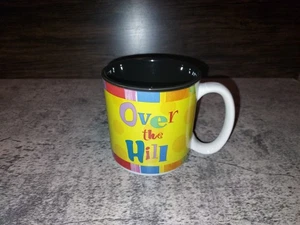 Burton & Burton Over the Hill Kaffeebecher 12 Unzen Gelbe Geburtstagstasse tolles Geschenk - Bild 1 von 4