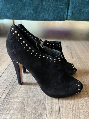 Zapatos de salón Saks 5th Avenue para mujer negros de cuero con tachuelas punta abierta talla 8,5 Foto 1 de 4
