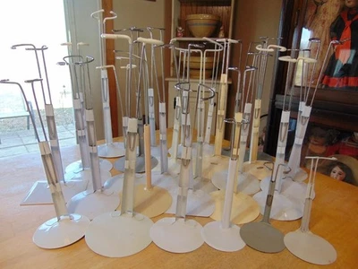 Lote De 30 Soportes Para Muñecas USADOS~USADOS~Muñecas Medianas/Pequeñas~Mostrar Desgaste~ Foto 1 de 4