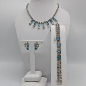 Conjunto de pendientes pulsera collar parure de diamantes de imitación transparentes azules de los años 50 enchapados en rodio - Imagen 1 de 24