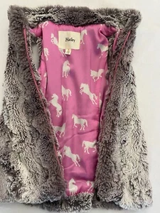 HATLEY KUNSTFELL WESTE FÜR KINDER MÄDCHEN COWGIRLS PFERD TOP BRANDNEU GRÖSSE 6 - Bild 1 von 3