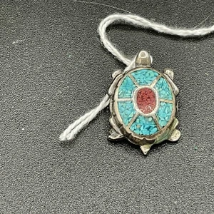 Vtg Zuni Sterling Silver Turquoise / Coral Inlay Turtle Pendant Native American - Picture 1 of 4