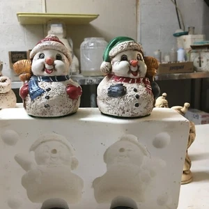 2 SCHNEEMENSCHEN ORNAMENTE IN EINER VINTAGE KELLY Form #1085 (238-3) - Bild 1 von 2