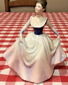 Royal Doulton Figurine LISA HN2394 Bone China 7-1/2" Tall 1968 England Retired - Picture 1 of 4