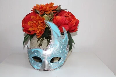 MASCARADA Veneciana Azul Claro, Plata y Multicolor Acentos MASCARADA Pintada a Mano Foto 1 de 4