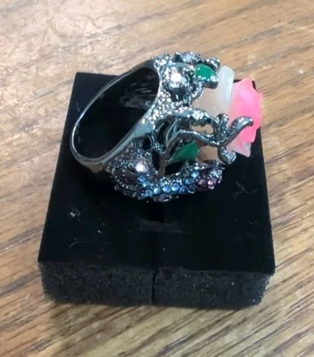 Anillo de Metal Negro-Resina Rosa Tallada Rosa con Imitación Cristales Iguana Talla 9.5 Foto 1 de 4
