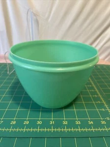 Vintage Tupperware Crisp-It Lettuce Keeper 679 Jadeite No Lid - Picture 1 of 8