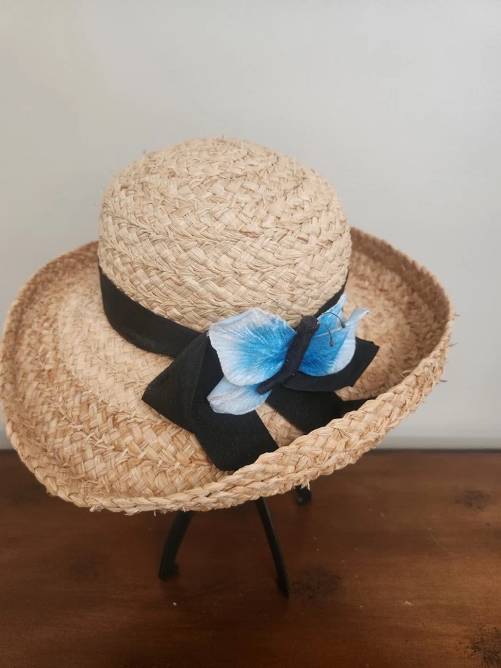 Sombrero para mujer Liz Claiborne de paja para sol con cinta negra y flor azul Foto 1 de 1