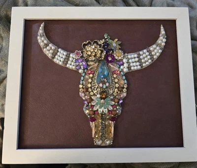 Arte de pared calavera de cuerno largo con diamantes de imitación y perlas • Enmarcado hecho a mano medios mixtos Foto 1 de 4