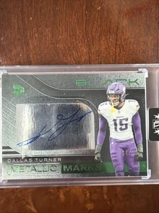 Panini 2025 marcas metálicas negras autógrafo automático #DTR ¡Dallas Turner 14/25! NFL - Imagen 1 de 2