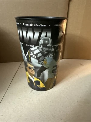 Taza de recuerdo de juego de plástico Iowa Hawkeyes Kinnick Stadium Foto 1 de 4