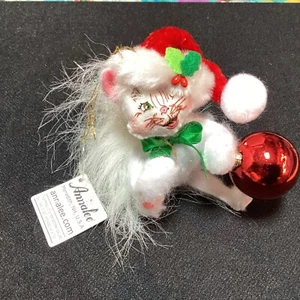 AnnaLee 2012 Gato Blanco con Bola Roja Adorno de Navidad, Acogedor Gatito - Imagen 1 de 6