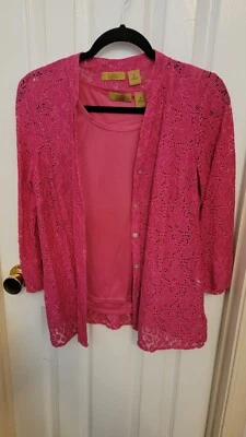 Camisa con botones de encaje Valerie Stevens para mujer con camiseta sin mangas debajo. Talla S Rosa Foto 1 de 4