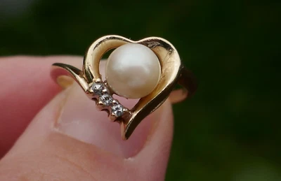 De colección. Anillo de oro amarillo de 14 k con diseño de corazón con detalles de perlas y diamantes de 6,3 mm - Talla 6 Foto 1 de 4