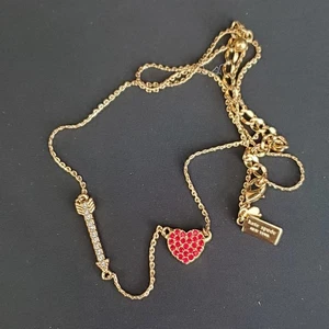 Kate Spade Yours Truly Red Pave Herz und Pfeil Halskette Goldplatte signiert - Bild 1 von 6