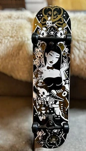 Tokidoki 24K Magic Skateboard Esaurito Edizione Limitata #118/300 con Ruote NUOVO - Foto 1 di 15