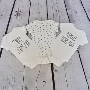 Rae Dunn Baby Bodys Größe 0-3M - Bild 1 von 6