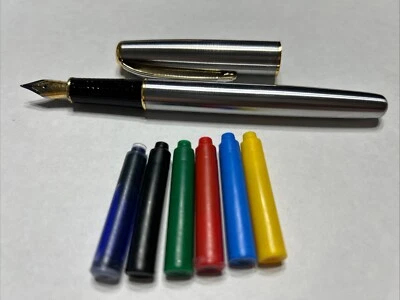 Pluma Estilográfica Hero Cromo/Acero con Borde Dorado, Plumín Fino Foto 1 de 4