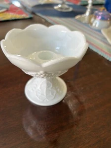 Vtg White Milk Glass Candle Holder Harvest Grape Pattern Indiana Colony 1950's - Imagen 1 de 6