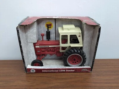 Tractor turbo con cabina Ertl Farm Toy International IH Farmall 1256 1/16  Foto 1 de 4