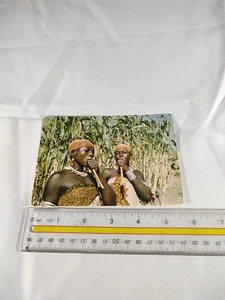 Cartolina d'epoca Africa in Camerun giovani ragazze che festeggiano giocando la pipa - Foto 1 di 5