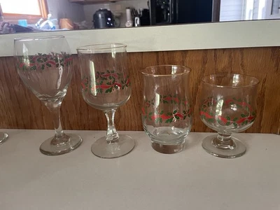 Набор из 4 винтажных стеклянных наборов LIBBEY HOLLY BERRIES AND GOLD RIM - Изображение 1 из 4