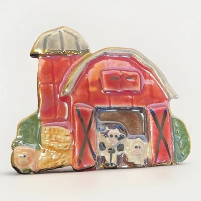 Broche prendedor de porcelana de granero con silo de vaca de manzana (pastel de manzana) pintado EE. UU. Foto 1 de 4