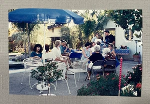 Foto a color vintage de los años 80 patio trasero reunión familiar patio junto a la piscina 4x6 pulgadas - Imagen 1 de 3