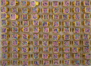 Lote de 32 piezas de anillos de moda de diamantes de imitación rellenos enchapados en oro para trabajos de joyería al por mayor - Imagen 1 de 6