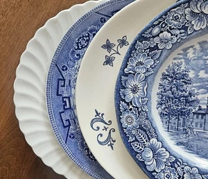 Set of 4 Vintage Mismatched China 10" Dinner Plates - Classic Blue & White - Picture 1 of 10