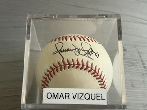Omar Vizquel Signed In Person Autographed Official MLB Rawlings Ball w Ball Cube - Picture 1 of 8