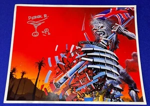 De colección FIRMADO A MANO Iron Maiden Derek Riggs Arte-PROMOCIÓN Eddie Attacks Capitol Bldg - Imagen 1 de 3