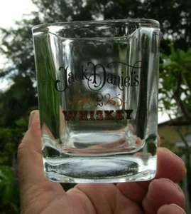Jack Daniels Bicchieri Whiskey Square Rocks/Lowball Grafica Nero e Oro Set di 2 - Foto 1 di 9