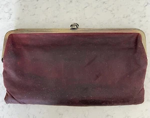 HOBO INTERNATIONAL Lauren dunkelrote Leder-Clutch mit Doppelfaltung und Doppelrahmen - Bild 1 von 8