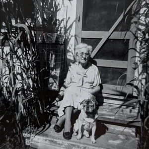 Foto d'epoca vecchia seduta fuori con il suo vecchio cane carlino - Foto 1 di 4