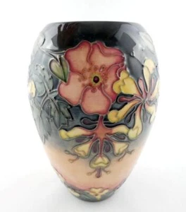 Jarrón Moorcroft Hecho en Inglaterra Flores Multicolores Cerámica Artesanal 7 Pulgadas de Altura - Imagen 1 de 7