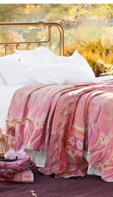 NUEVO CATÁLOGO SUNDANCE LIVING Gudari Kantha Cosido a Mano Suave Rosa Edredón Qu Foto 1 de 2