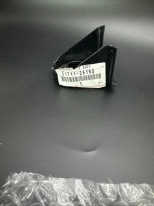 Toyota OEM Geniune 51711-35190 BRACKET, FRONT BODY SUPPORT OR MOUNTING, RH - Bild 1 von 7