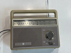 Radio AM/FM General Electric Powered AC/Batería Modelo No. 7-2825J Vintage - Imagen 1 de 19