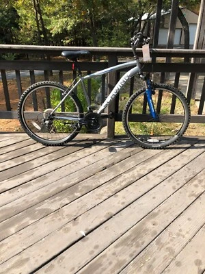 Bicicleta de montaña Schwinn High Timber 26"/18,5" plateada/azul Foto 1 de 4