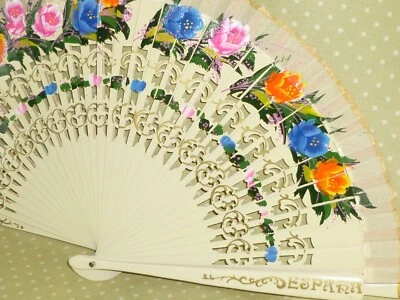 Antiguo abanico plegable español tallado flores pintadas a mano hojas perforadas España Foto 1 de 4